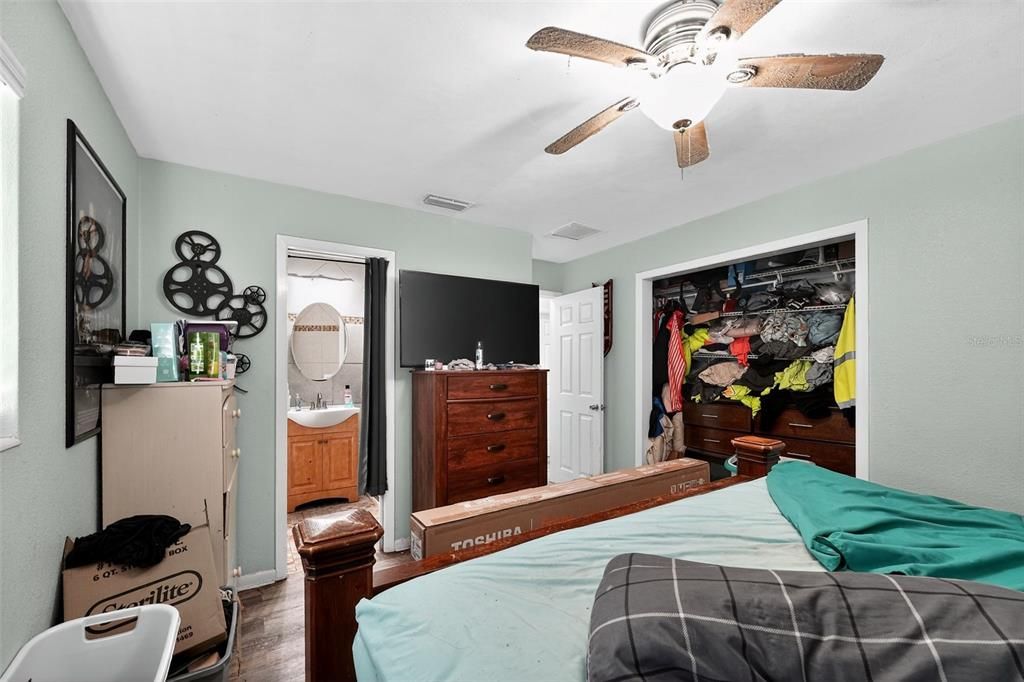 Activo con contrato: $254,999 (3 camas, 2 baños, 1410 Pies cuadrados)