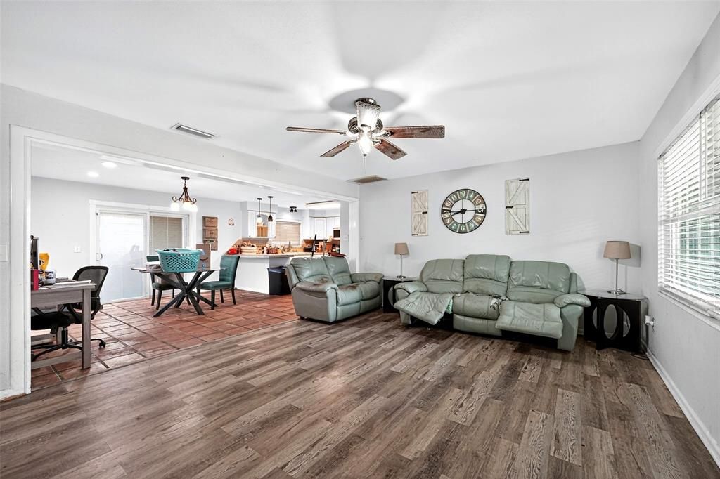 Activo con contrato: $254,999 (3 camas, 2 baños, 1410 Pies cuadrados)