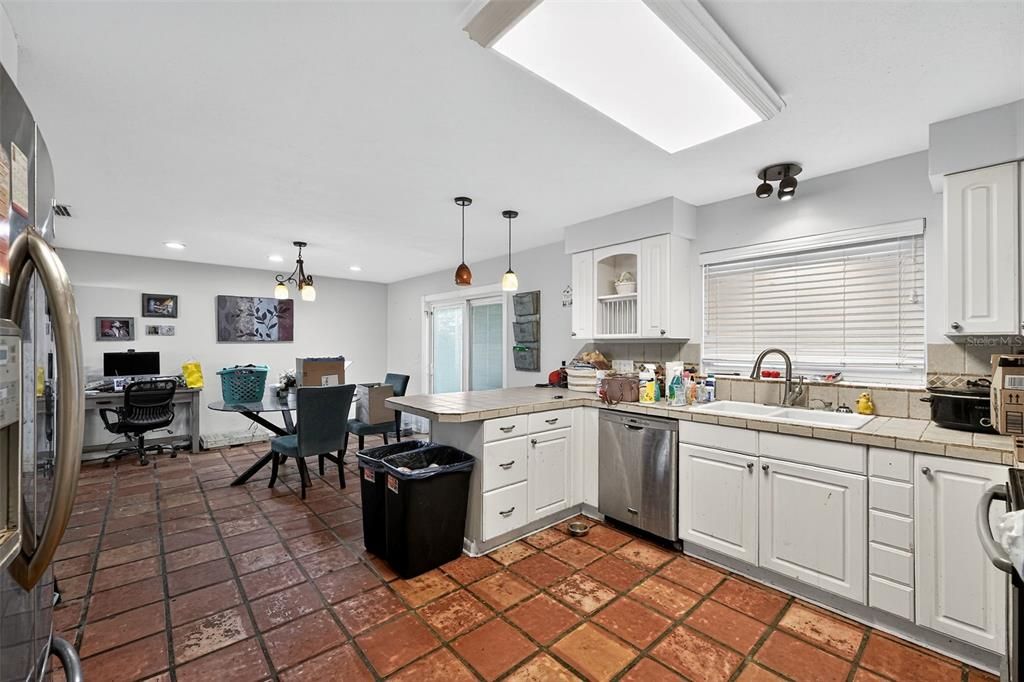 Activo con contrato: $254,999 (3 camas, 2 baños, 1410 Pies cuadrados)