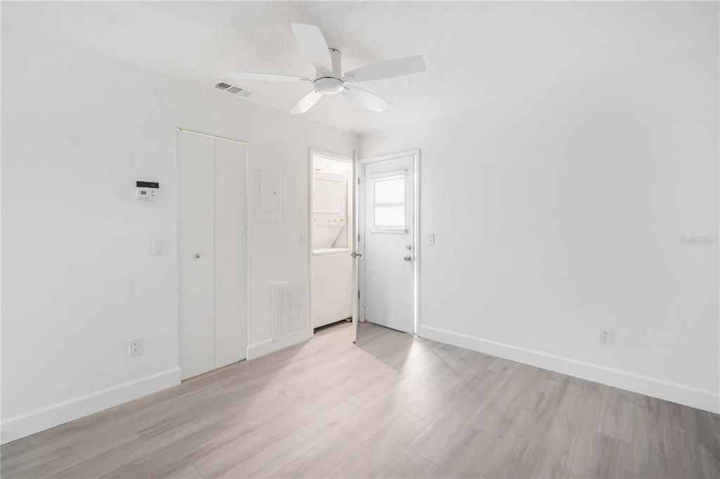 Active With Contract: $1,600 (1 beds, 1 baths, 595 Square Feet)