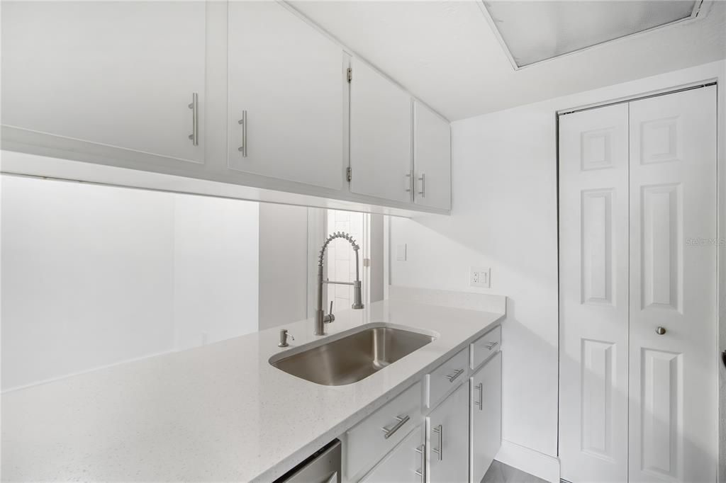 Active With Contract: $1,600 (1 beds, 1 baths, 595 Square Feet)