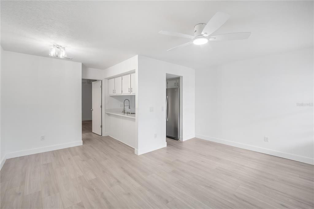 Active With Contract: $1,600 (1 beds, 1 baths, 595 Square Feet)