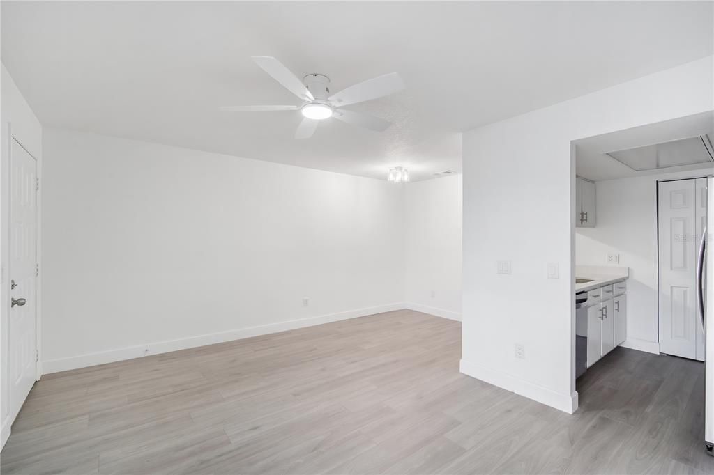 Active With Contract: $1,600 (1 beds, 1 baths, 595 Square Feet)
