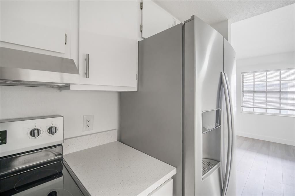 Active With Contract: $1,600 (1 beds, 1 baths, 595 Square Feet)