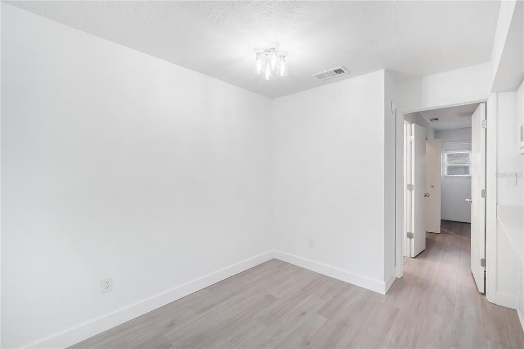 Active With Contract: $1,600 (1 beds, 1 baths, 595 Square Feet)