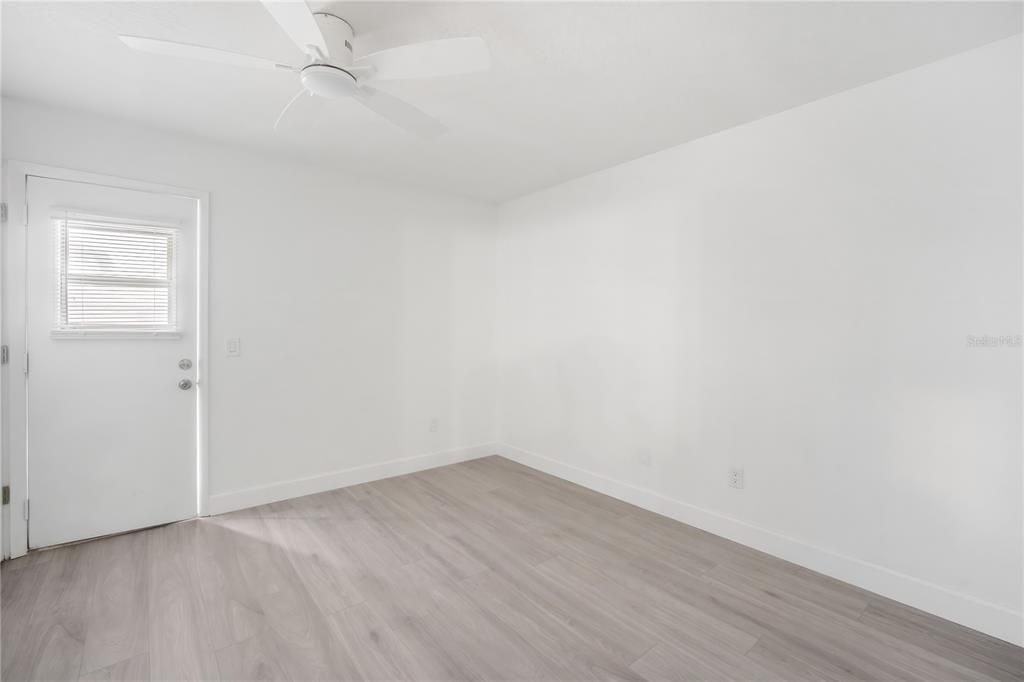 Active With Contract: $1,600 (1 beds, 1 baths, 595 Square Feet)