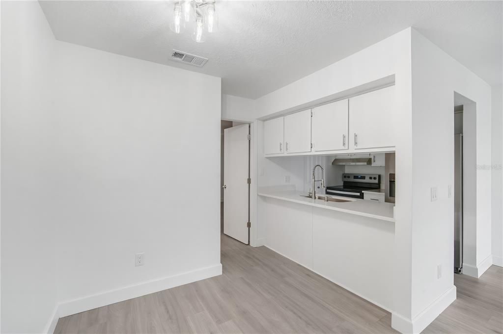 Active With Contract: $1,600 (1 beds, 1 baths, 595 Square Feet)