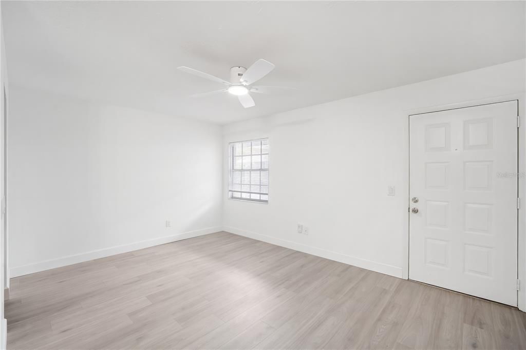 Active With Contract: $1,600 (1 beds, 1 baths, 595 Square Feet)
