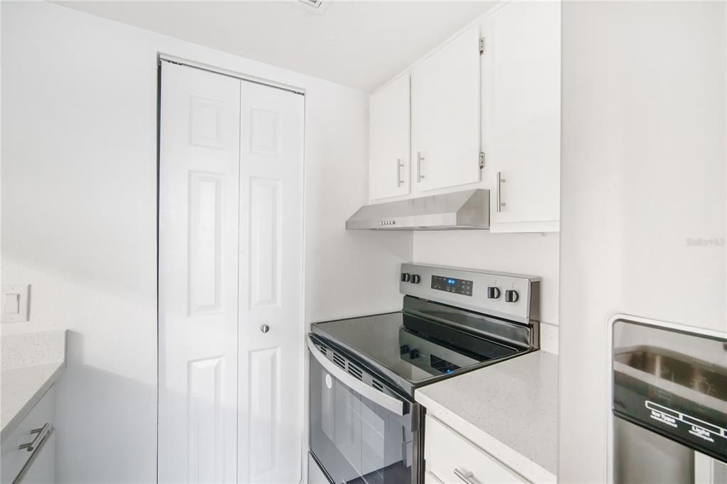 Active With Contract: $1,600 (1 beds, 1 baths, 595 Square Feet)