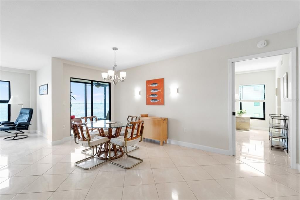 На продажу: $429,000 (3 спален, 2 ванн, 1916 Квадратных фут)