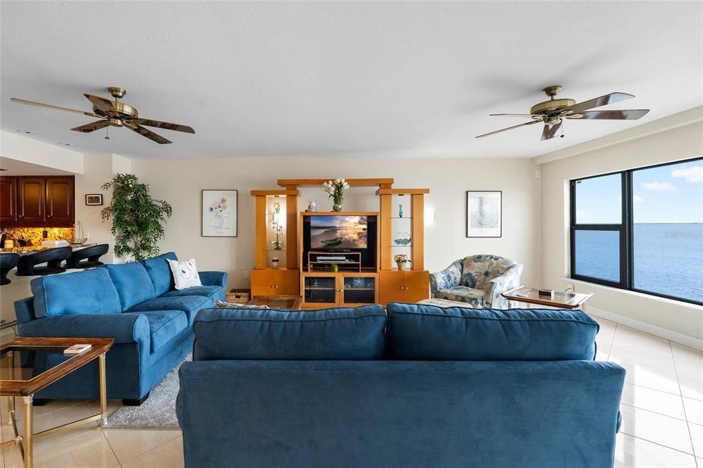 На продажу: $429,000 (3 спален, 2 ванн, 1916 Квадратных фут)