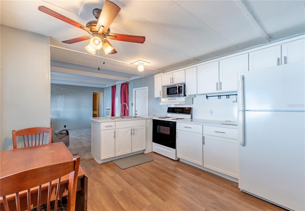 For Sale: $89,000 (2 beds, 1 baths, 684 Square Feet)