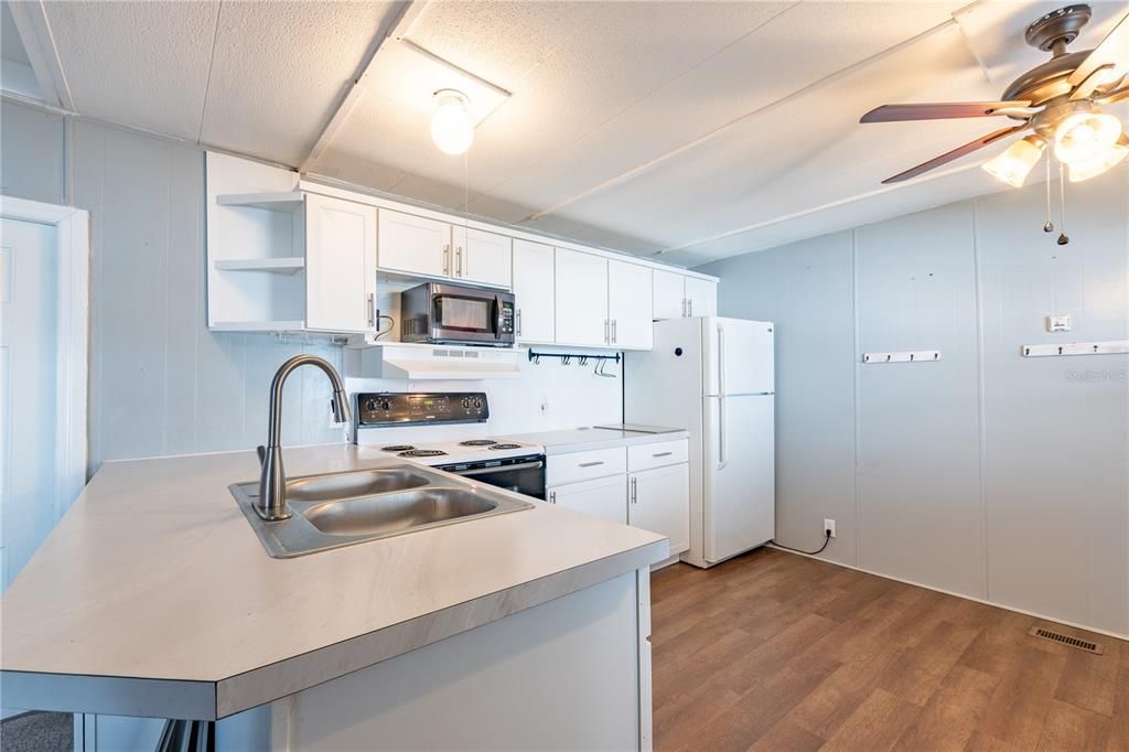 For Sale: $89,000 (2 beds, 1 baths, 684 Square Feet)