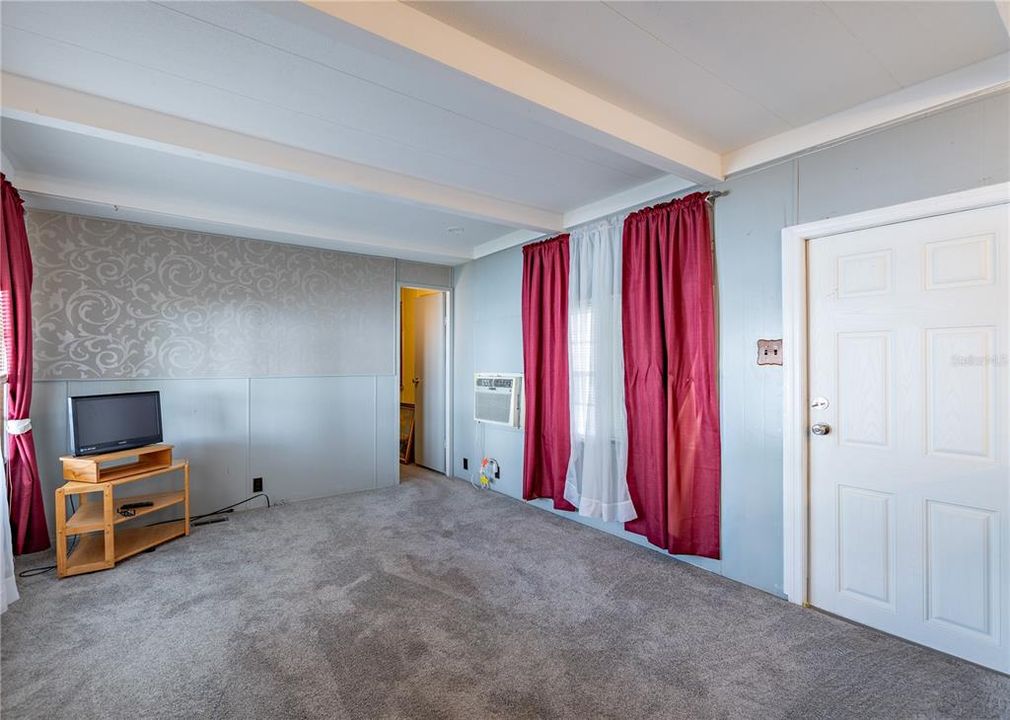 For Sale: $89,000 (2 beds, 1 baths, 684 Square Feet)