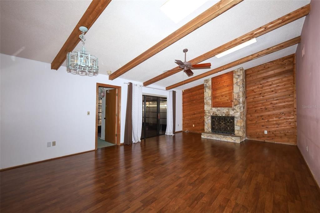 合同活跃: $299,900 (2 贝兹, 2 浴室, 1499 平方英尺)