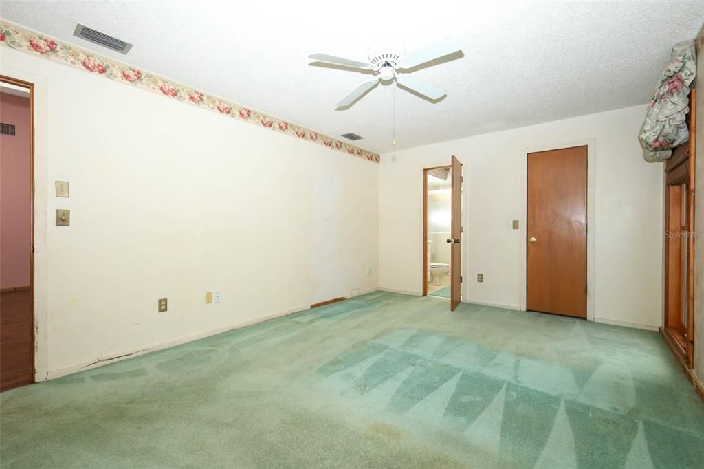 合同活跃: $299,900 (2 贝兹, 2 浴室, 1499 平方英尺)