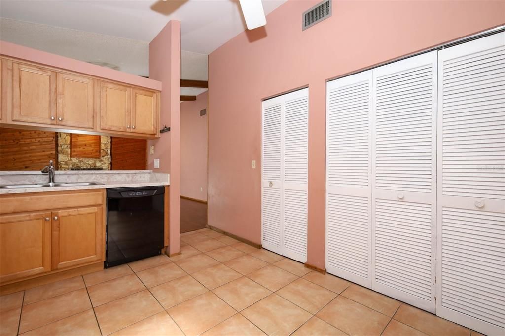 合同活跃: $299,900 (2 贝兹, 2 浴室, 1499 平方英尺)