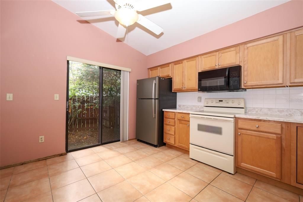 合同活跃: $299,900 (2 贝兹, 2 浴室, 1499 平方英尺)