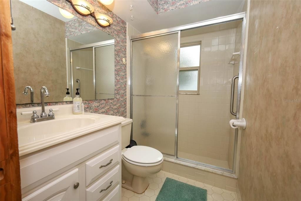 合同活跃: $299,900 (2 贝兹, 2 浴室, 1499 平方英尺)