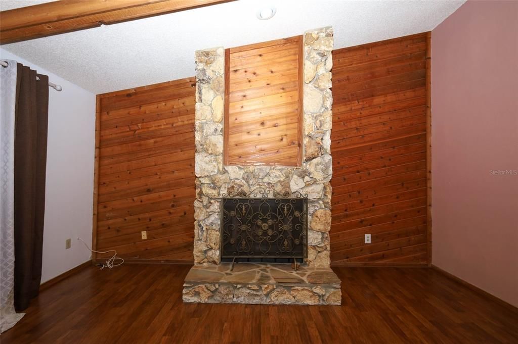 合同活跃: $299,900 (2 贝兹, 2 浴室, 1499 平方英尺)