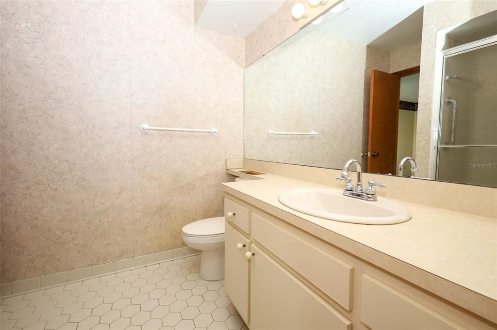 合同活跃: $299,900 (2 贝兹, 2 浴室, 1499 平方英尺)