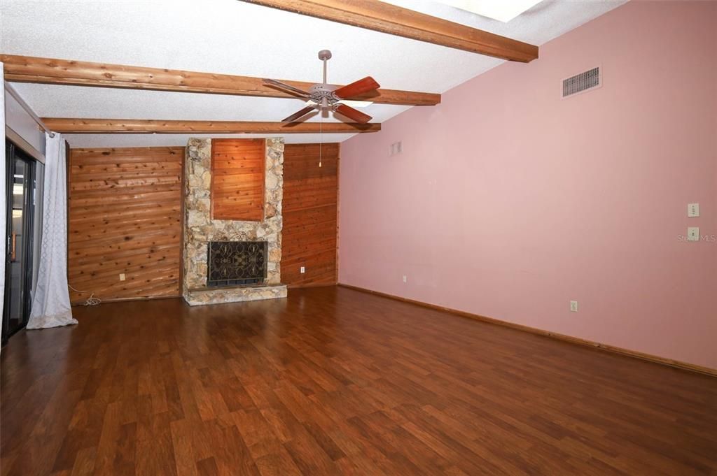 合同活跃: $299,900 (2 贝兹, 2 浴室, 1499 平方英尺)