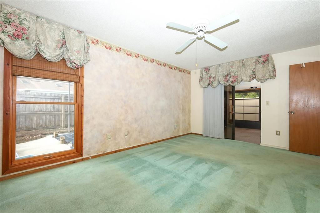 合同活跃: $299,900 (2 贝兹, 2 浴室, 1499 平方英尺)