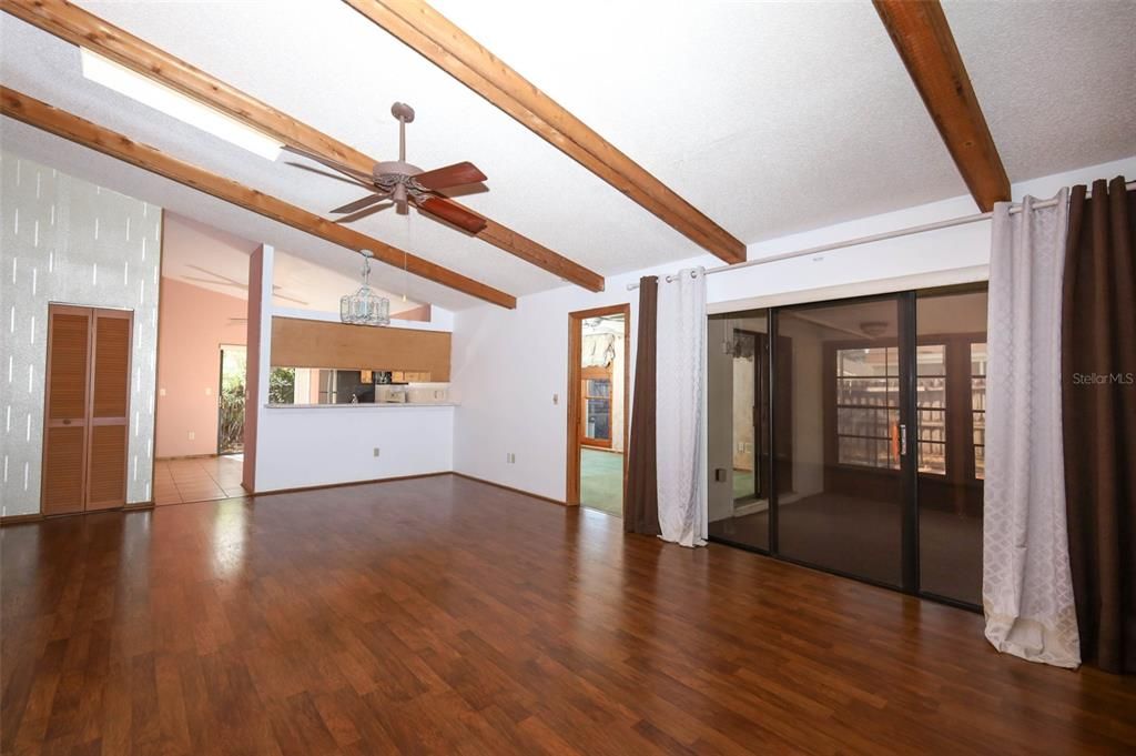 合同活跃: $299,900 (2 贝兹, 2 浴室, 1499 平方英尺)