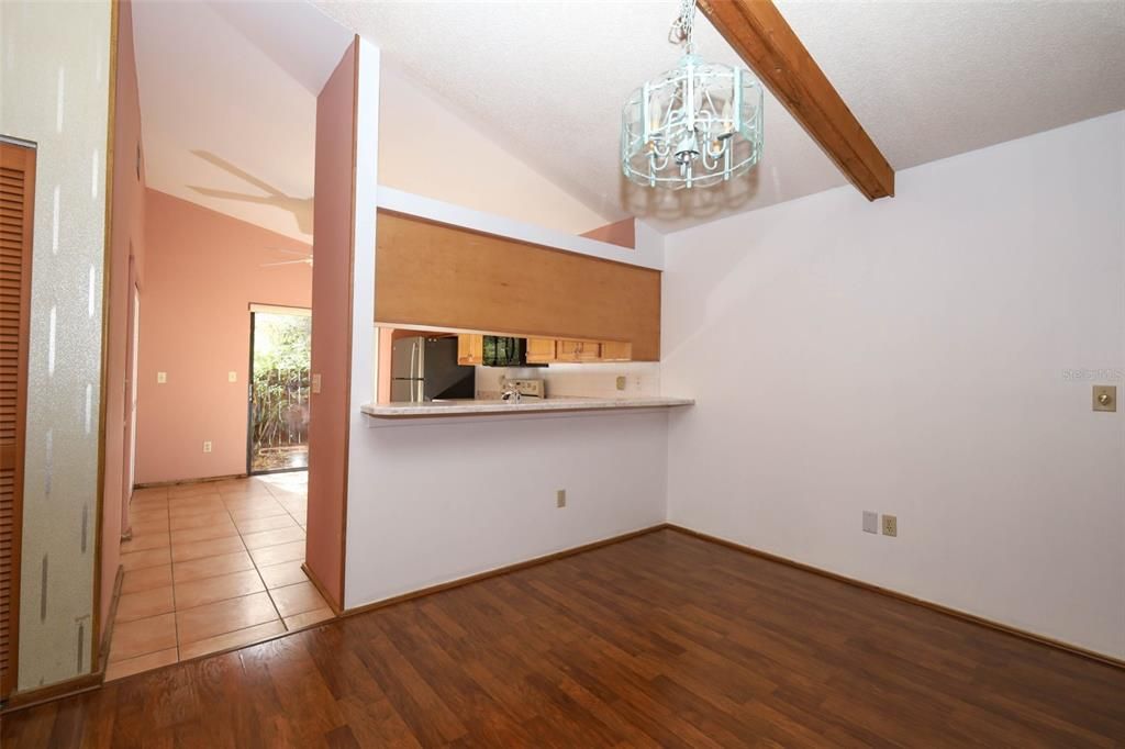 合同活跃: $299,900 (2 贝兹, 2 浴室, 1499 平方英尺)