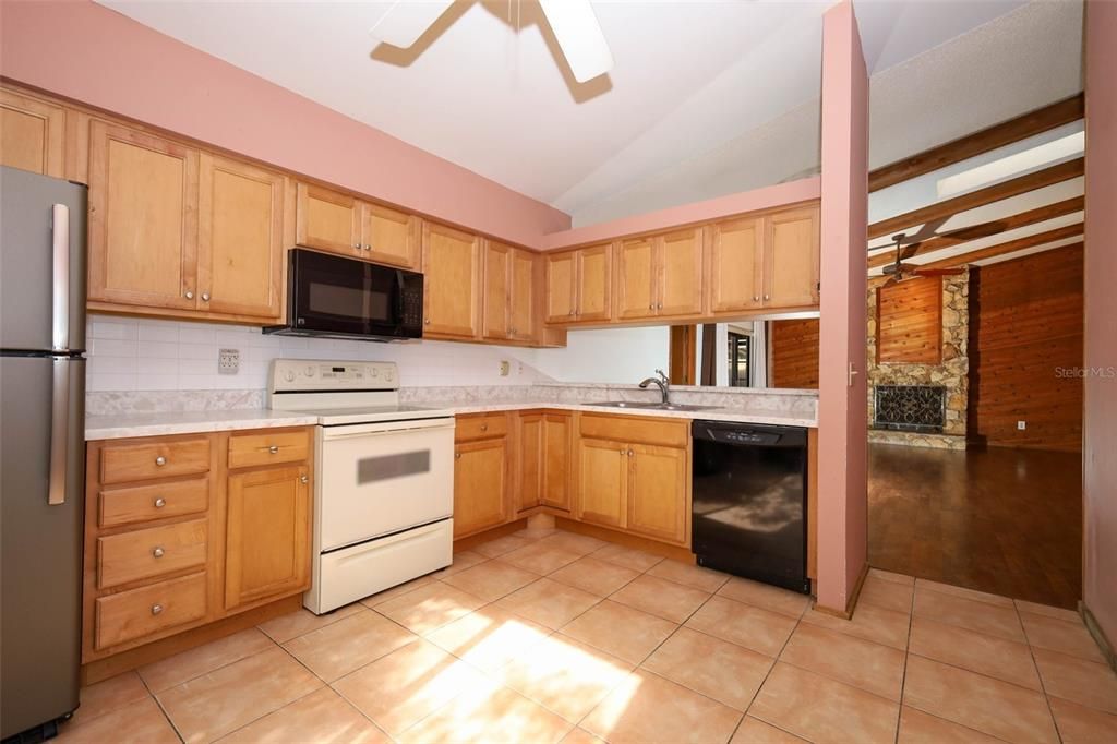 合同活跃: $299,900 (2 贝兹, 2 浴室, 1499 平方英尺)