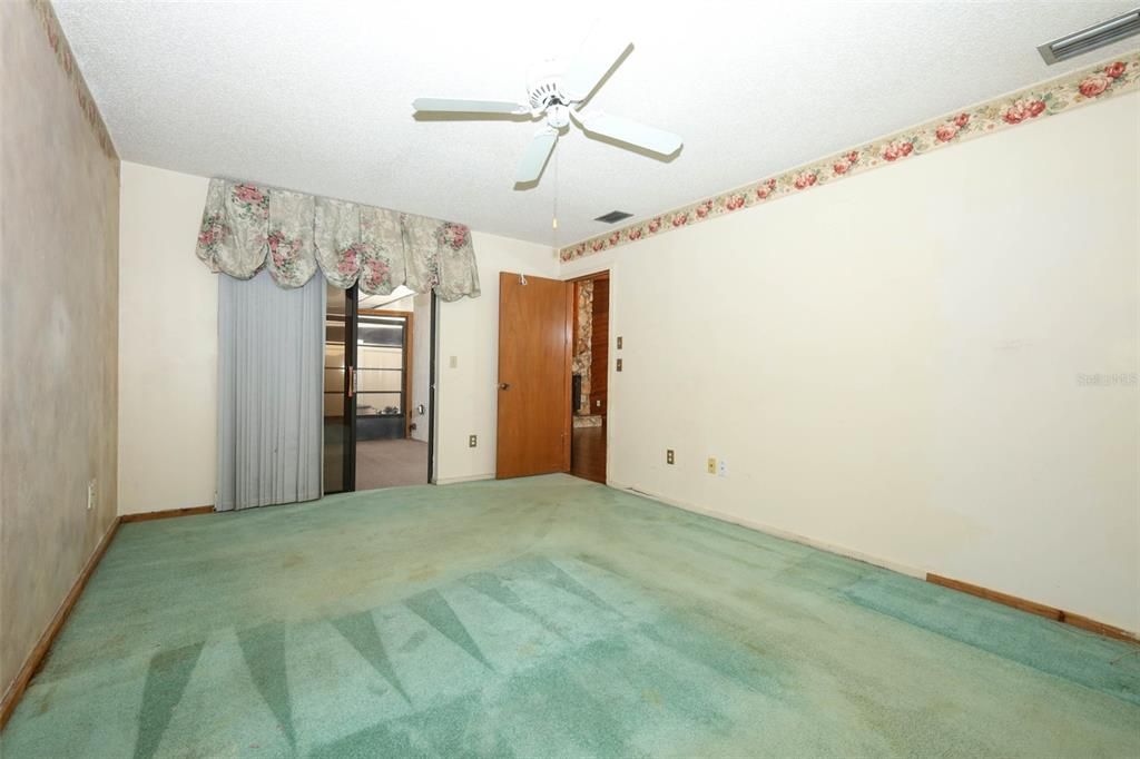 合同活跃: $299,900 (2 贝兹, 2 浴室, 1499 平方英尺)