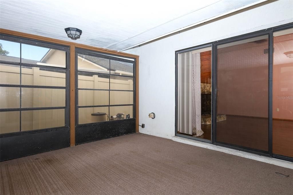 合同活跃: $299,900 (2 贝兹, 2 浴室, 1499 平方英尺)