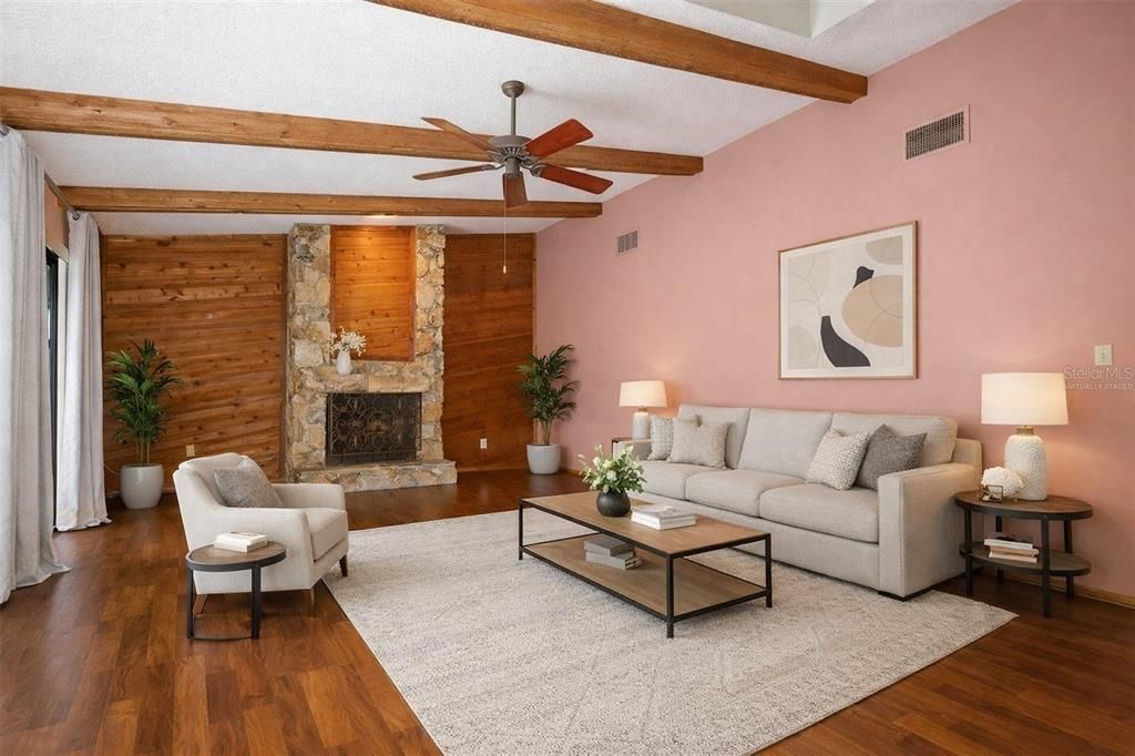 合同活跃: $299,900 (2 贝兹, 2 浴室, 1499 平方英尺)