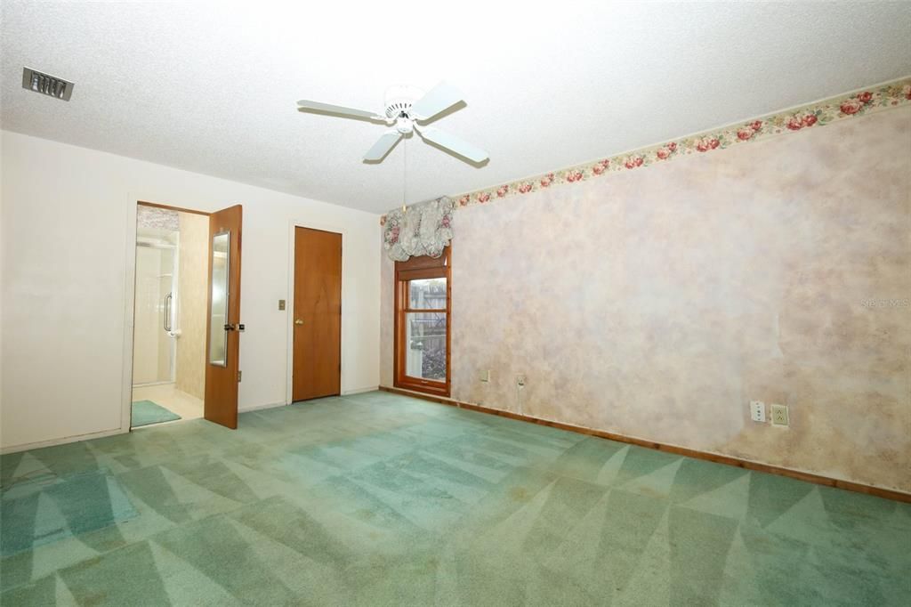 合同活跃: $299,900 (2 贝兹, 2 浴室, 1499 平方英尺)