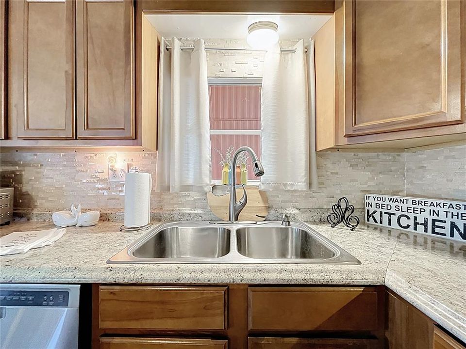 Под контрактом: $199,900 (3 спален, 1 ванн, 1140 Квадратных фут)