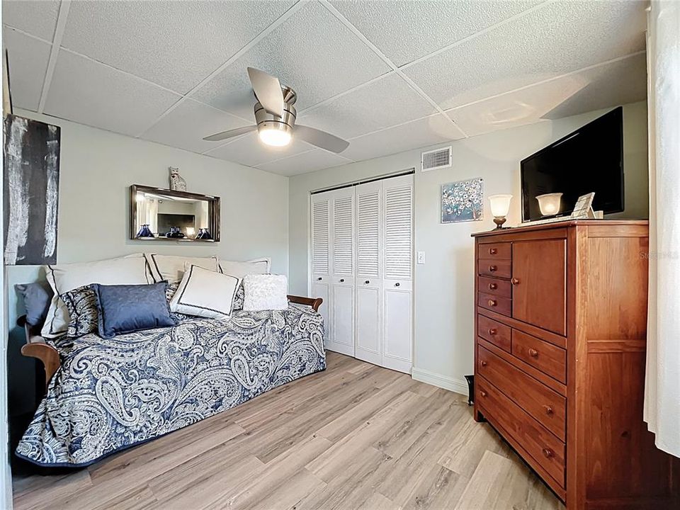 Под контрактом: $199,900 (3 спален, 1 ванн, 1140 Квадратных фут)