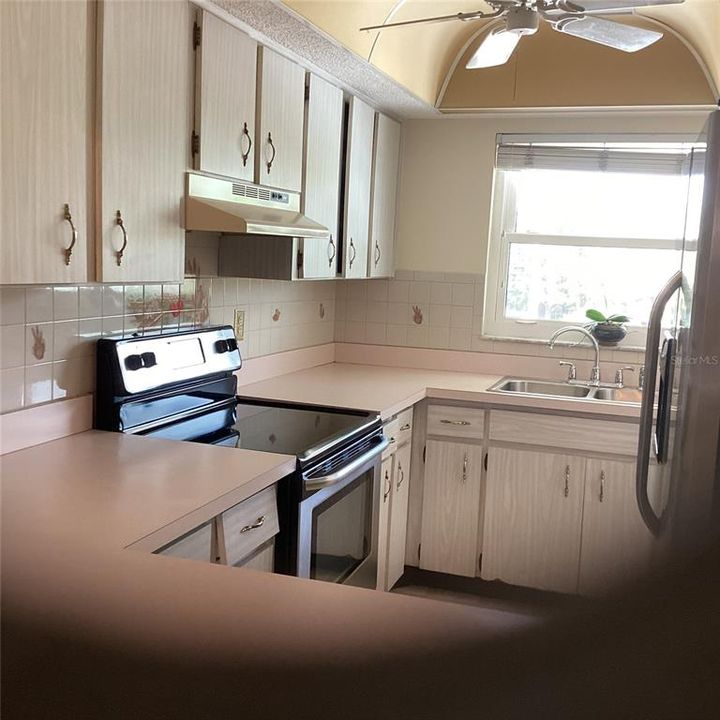 For Sale: $180,000 (2 beds, 2 baths, 951 Square Feet)