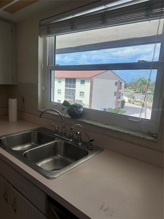 For Sale: $180,000 (2 beds, 2 baths, 951 Square Feet)