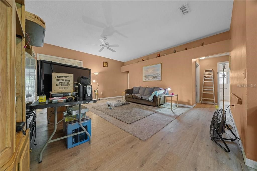 Activo con contrato: $394,990 (4 camas, 3 baños, 2362 Pies cuadrados)