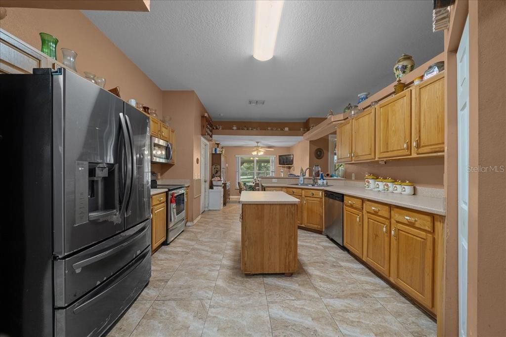 Activo con contrato: $394,990 (4 camas, 3 baños, 2362 Pies cuadrados)