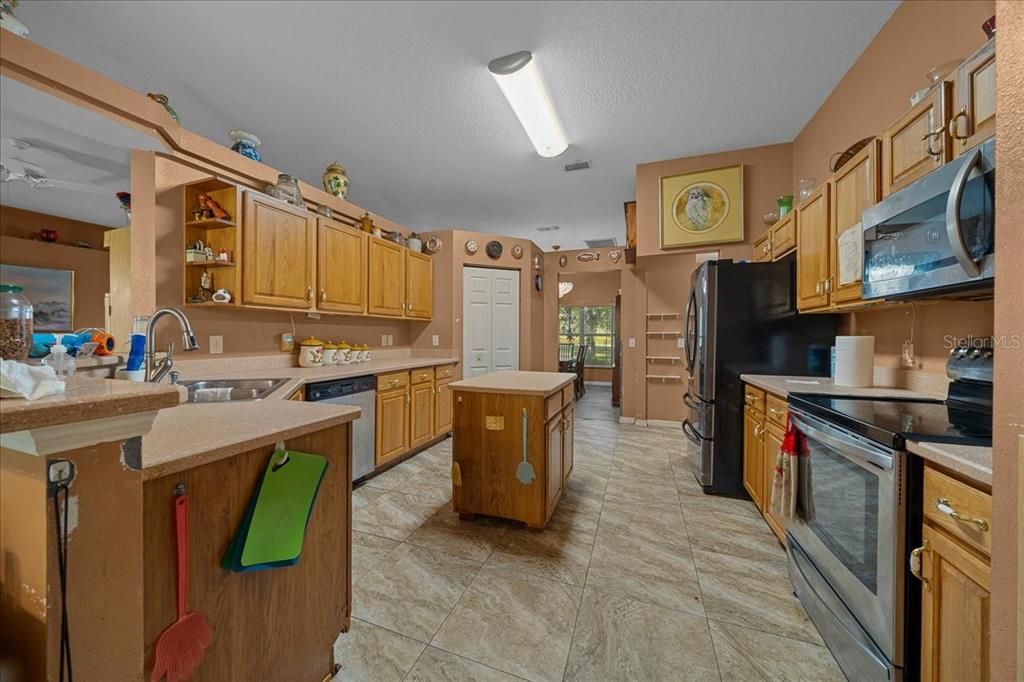 Activo con contrato: $394,990 (4 camas, 3 baños, 2362 Pies cuadrados)