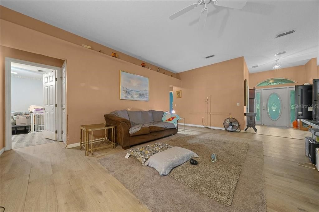 Activo con contrato: $394,990 (4 camas, 3 baños, 2362 Pies cuadrados)