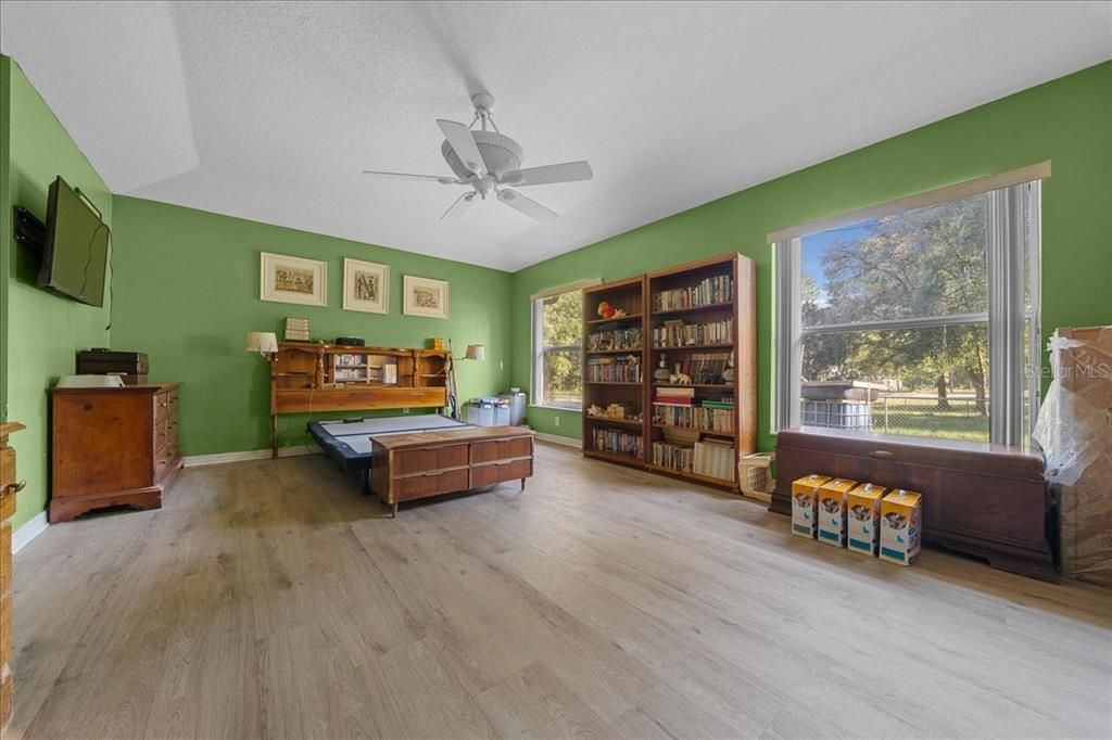 Activo con contrato: $394,990 (4 camas, 3 baños, 2362 Pies cuadrados)