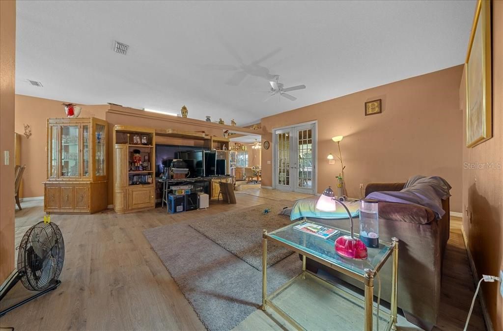 Activo con contrato: $394,990 (4 camas, 3 baños, 2362 Pies cuadrados)