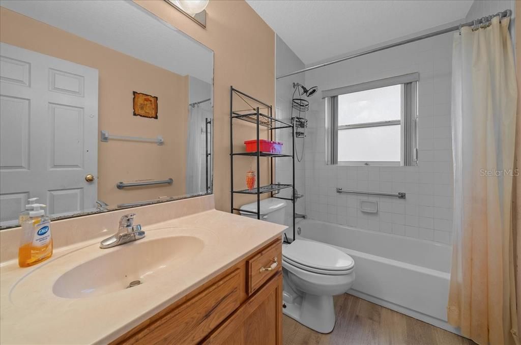 Activo con contrato: $394,990 (4 camas, 3 baños, 2362 Pies cuadrados)