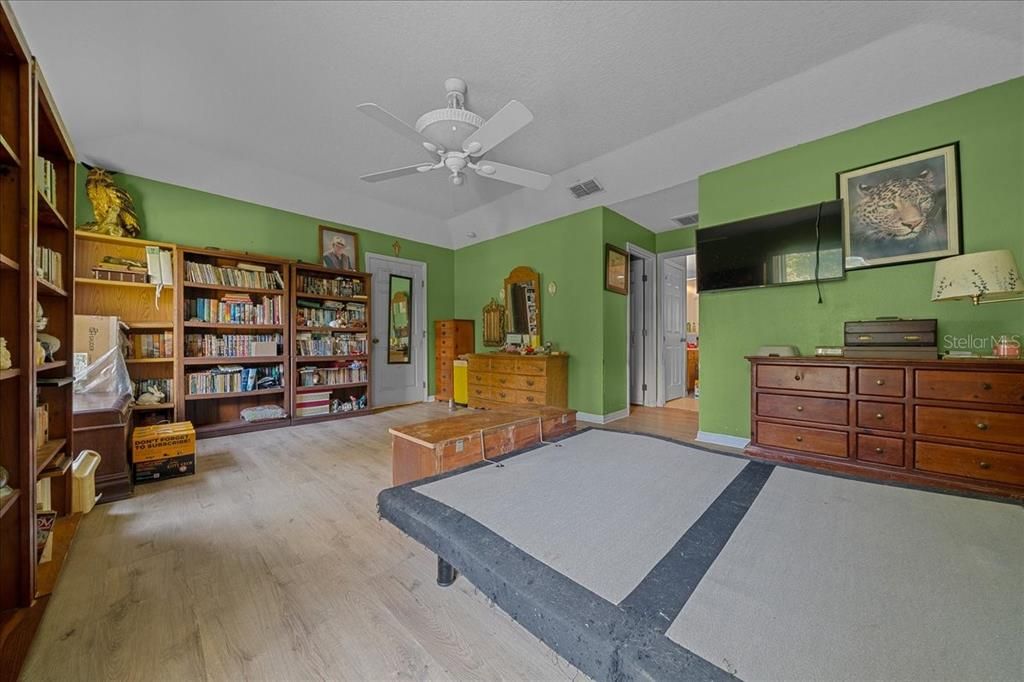 Activo con contrato: $394,990 (4 camas, 3 baños, 2362 Pies cuadrados)