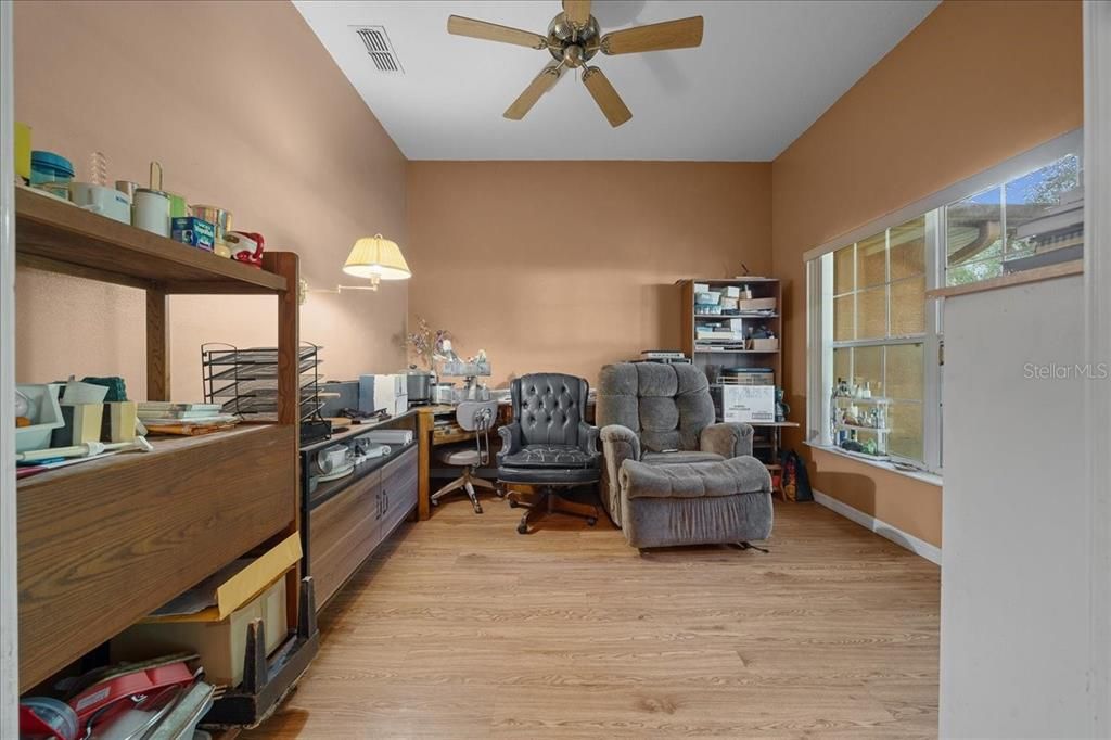 Activo con contrato: $394,990 (4 camas, 3 baños, 2362 Pies cuadrados)