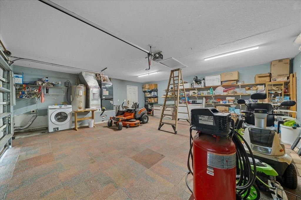 Activo con contrato: $394,990 (4 camas, 3 baños, 2362 Pies cuadrados)