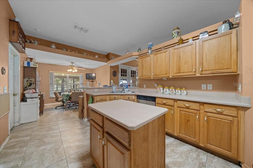 Activo con contrato: $394,990 (4 camas, 3 baños, 2362 Pies cuadrados)