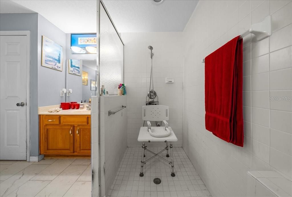 Activo con contrato: $394,990 (4 camas, 3 baños, 2362 Pies cuadrados)